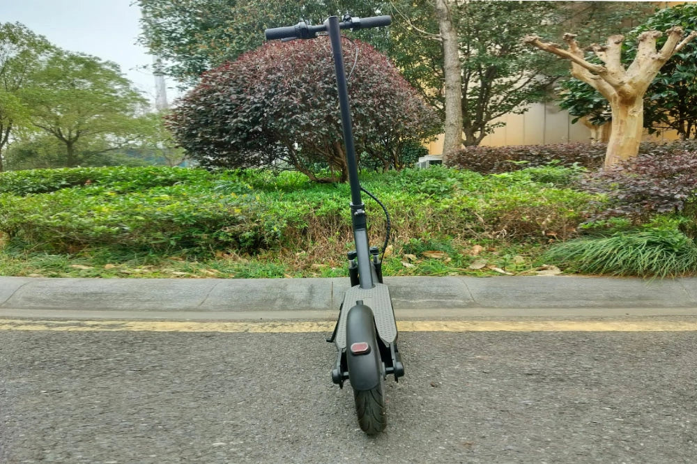 FREEBOY J05 commuter scooter outdoor park real scene photograph
